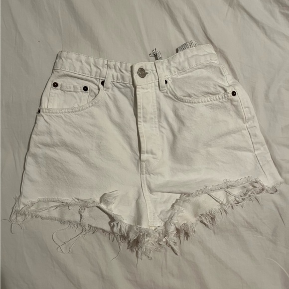 zara high rise white denim shorts - Picture 2 of 3